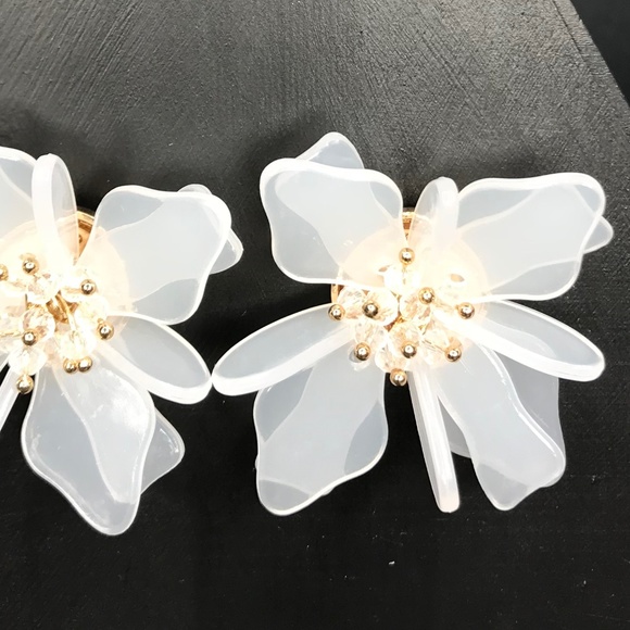 White Resin Flower Stud Earrings - Picture 3 of 8